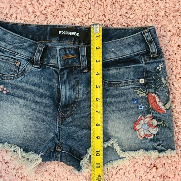 Beautifully embroidered Expresss shorts. - Picture 3 of 6